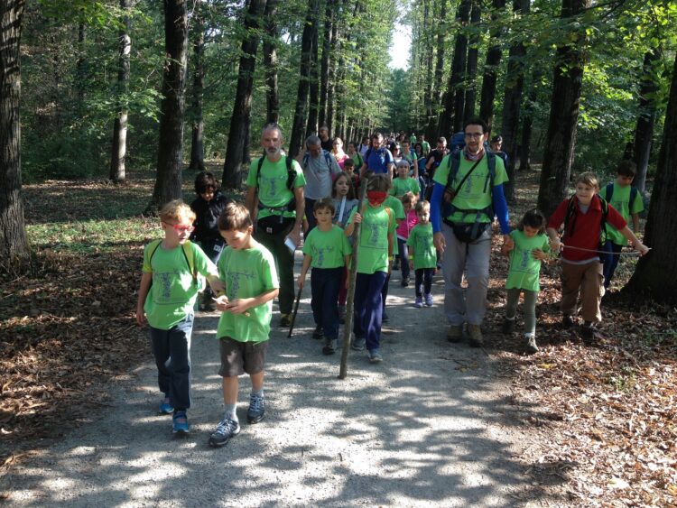 bambini-in-montagna-al-parco-del-monte-barro