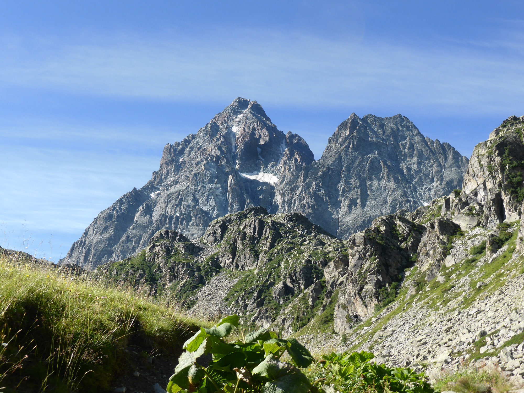 ai-piedi-del-monviso-lungo-il-sentiero-italia-cai