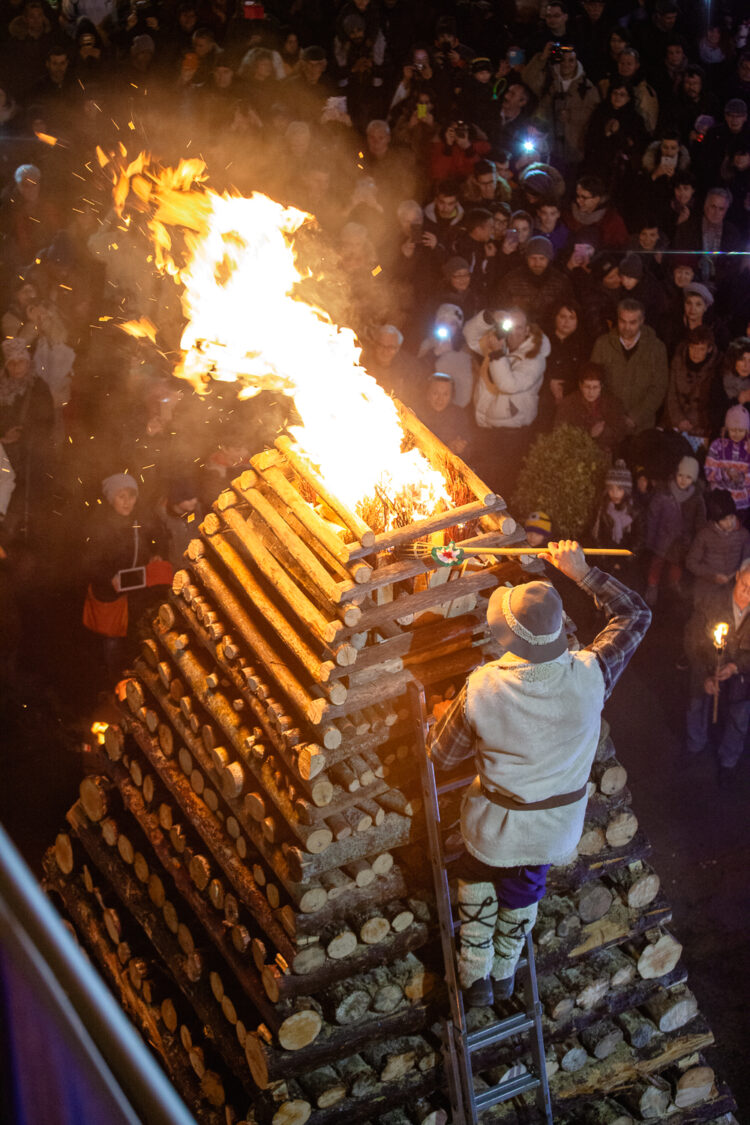 il-natale-di-fuoco-di-abbadia-san-salvatore-si--la-citta-delle-fiaccole-celebra-una-tradizione-unica