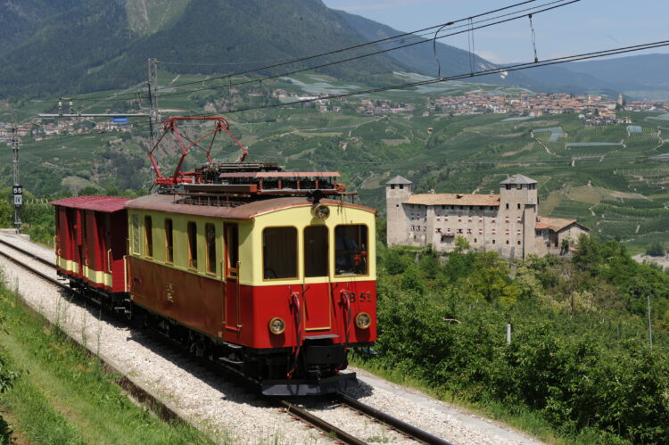 in-val-di-non-ed-in-val-di-sole-a-bordo-di-due-carrozze-del-1909