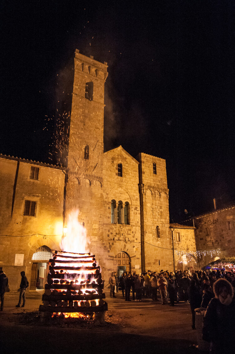 ad-abbadia-san-salvatore-le-fiaccole-accendono-il-natale