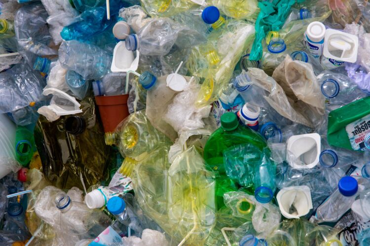 il-75-dei-rifiuti-plastici-va-in-discarica-o-nelloceano-la-soluzione-“circolare”-del-riciclo-chimico